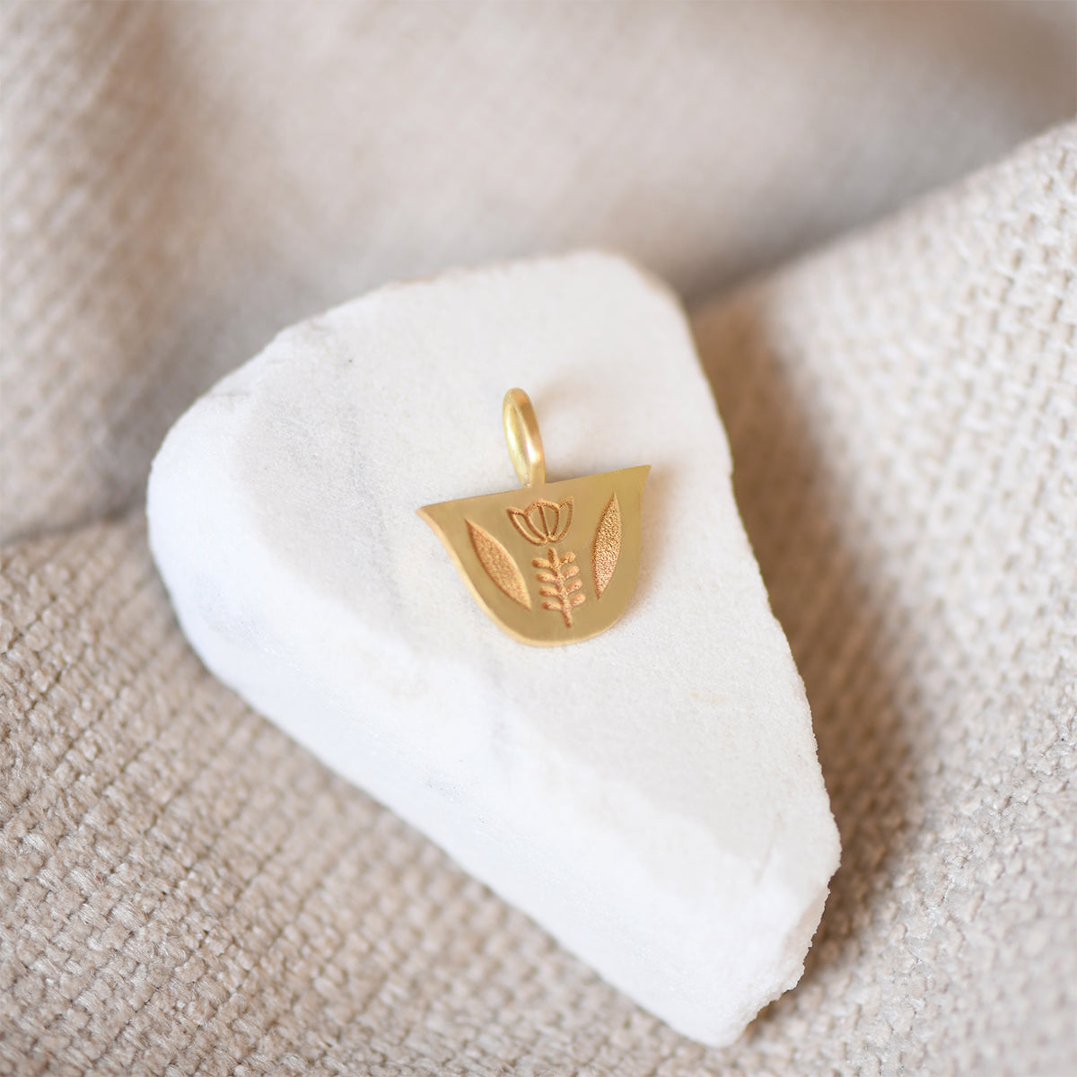 Engraved Finjen Arabi Pendant